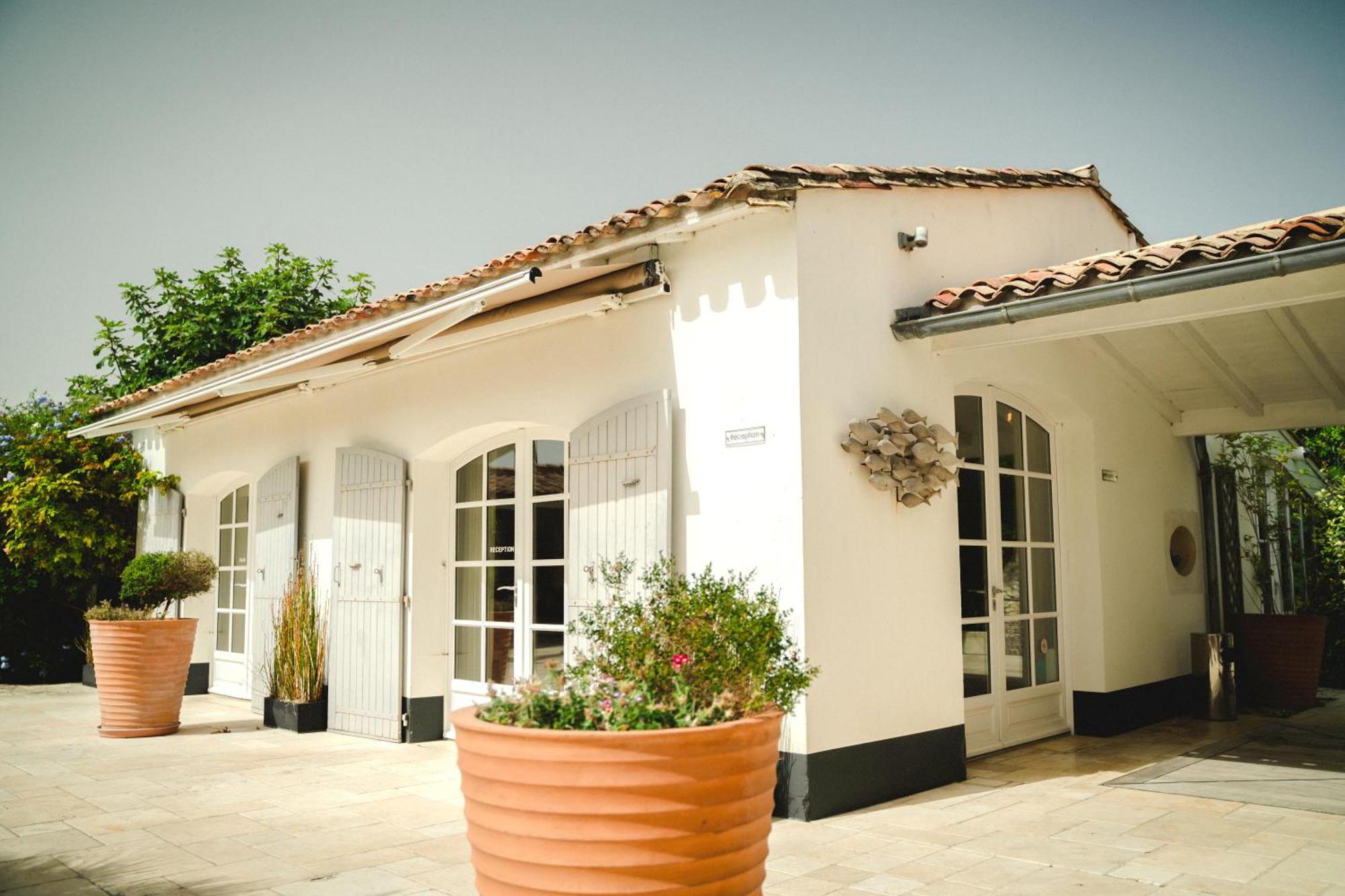 Le Clos Saint-Martin Hotel & Spa Esterno foto